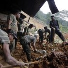 Miembros del Ejército de Sri Lanka participan en las labores de rescate. M. A. PUSHPA KUMARA
