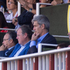 El alcalde de León, Antonio Silván, al lado de Antonio Martín en el palco. MATEO VILLALBA