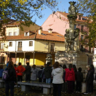 Niños de los colegios de la capital escuchan la historia de la plaza del Grano.