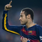 Neymar dedica a la afición el gol ante el Villarreal.