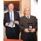 Del Bosque y José Luis Gavilanes, posan con el libro.