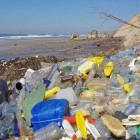 Basura y desechos plásticos se acumulan en las playas y oceanos.