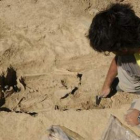 Uno de los arqueólogos exhuma un individuo en la necrópolis de Lancia.