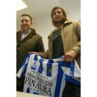 Borja sostiene la camiseta blanquiazul al lado de su nuevo presidente