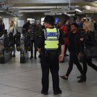 La policía controla una estación de metro en Londres. FACUNDO ARRIZABALAGA