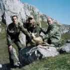 Tres cazadores posan con un rebeco abatido en Portillo de la Reina