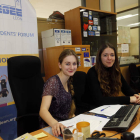 Paula Fafrowicz y Laura Pérez Álvarez, en la oficina de la Asociación de los Estados Generales de los Estudiantes Europeos, en el edificio de Servicios. MARCIANO