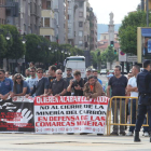 Las fuerzas de seguridad instalaron una barrera para separar a los mineros de los compromisarios del PP.