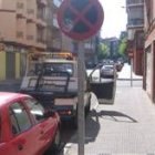 Una grúa se lleva un coche aparcado en zona prohibida