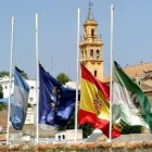 Las banderas del ayuntamiento de Alcalá de Guadaira ondean a media asta