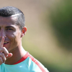 Cristiano Ronaldo pide silencio durante el entrenamiento de este miércoles con Portugal.