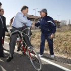 Alejo saluda a un vecino que le prestó su bici en presencia del alcalde