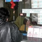 Encarna regenta la administración de lotería situada en el centro de La Pola de Gordón