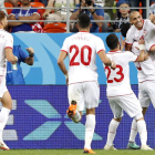 Los jugadores tunecinos celebran el gol de la remontada marcado por Wahbi Khazri. RUNGROJ YONGRIT