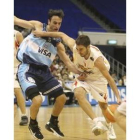 Manu Ginobili intenta defender a Juan Carlos Navarro