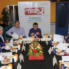 El alcalde sigue con las visitas a los barrios y ayer desayunó con los de San Claudio.