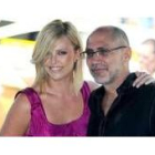 La actriz sudafricana Charlize Theron y el director mexicano Guillermo Arriaga, ayer, en Venecia