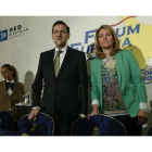Mariano Rajoy y Arantza Quiroga, este lunes en un acto del Fórum Europa en Madrid.