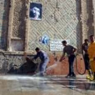 Barrenderos municipales de Nayaf limpian los restos de la batalla a la puerta de la Gran Mezquita