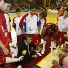 De Grado da instrucciones en un tiempo muerto del partido.