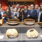 El consejero de Cultura y Turismo, Javier Ortega, y la consejera de Cultura y Turismo de la Comunidad de Madrid, Marta Rivera de la Cruz, inauguran la exposición 'Un brindis por el Príncipe. El Vaso Campaniforme en el interior de la Península Ibérica 2.500 al 2.000 a. C.'