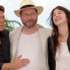 Lars von Trier (c) posa junto a los actores William Dafoe y Charlotte Gainsbourg.
