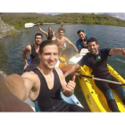 Biosca realiza un selfie de grupo con varios compañeros. DL