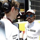 Alonso conversa con sus mecánicos. ALEJANDRO GARCÍA