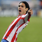 Falcao celebra uno de sus dos goles al Valencia.