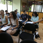 Un grupo de alumnos de una de las autoescuelas de Ponferrada, preparando el exámen teórico de conducción