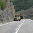 Imagen del terraplén de la carretera entre Burón y Asturias donde la nieve del invierno provocó deslizamientos de tierra. CAMPOS