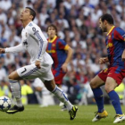 Ronaldo controla el balón ante la presencia del centrocampista argentino Javier Mascherano.