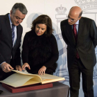 El nuevo delegado del Gobierno, Javier de Andrés, Sáenz de Santamaría y Carlos Urkijo. JOSE R. GOMEZ