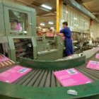 Un instante en el proceso de fabricación de los libros de una compañía editorial leonesa
