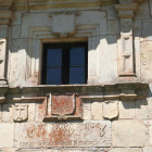 Detalle de los escudos, blasones e inscripciones que pueblan esta portada del siglo XVI, hoy en el monte de Riocamba.