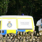 Un agente de la Policía de Cumbria recaba pruebas tras el tiroteo.