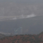 Momento en el que se produce la exploción en el cráter de la cantera (13.46 horas de ayer), vista desde el mirador de Orellán.