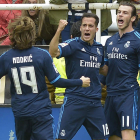 Bale celebra con sus compañeros el gol de la victoria del Madrid en Vallecas. PIERGIOVANNI