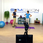 Gimnasio para sesiones dirigidas por un monitor a través del ordenador, la tableta o el móvil conectado a Internet.