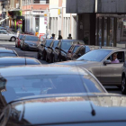 Espera para acceder al párking de San Marcelo, que cuelga el cartel de completo.
