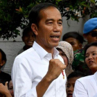 Joko Widodo celebra su victoria en las elecciones durante una visita a un barrio de Yakarta, este martes.