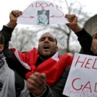 Opositores del Gobierno libio protestan contra el régimen de Muamar al Gadafi en Londres.