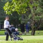 Una madre pasea a su hijo en el parque municipal Quevedo