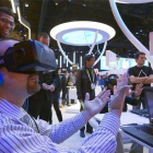 Un hombre prueba las gafas de realidad virtual Oculus Rift en la feria CES de Las Vegas.