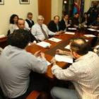 De espaldas, José Luis Ramón, ayer con los integrantes del Consejo Económico y Social.