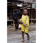 Un niño soldado sostiene un fusil en Liberia