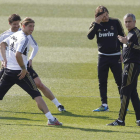 Sergio Ramos y Xabi Alonso conversan con su técnico, Jose Mourinho, en el entrenamiento.