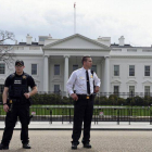 Miembros del servicio secreto vigilando la Casa Blanca durante el apagón.