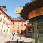 Varias señales metálicas distribuidas por el casco antiguo de la capital berciana. ANA F. BARREDO