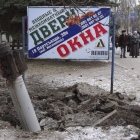 Varias personas caminan junto a un artefacto explosivo caído en Kramatorsk.